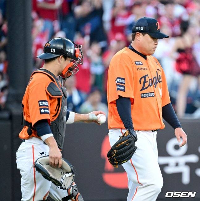 26일 SSG전에서 고개를 떨군 류현진(오른쪽).