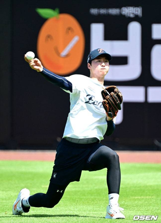 26일 경기를 앞두고 훈련하고 있는 엄상백.