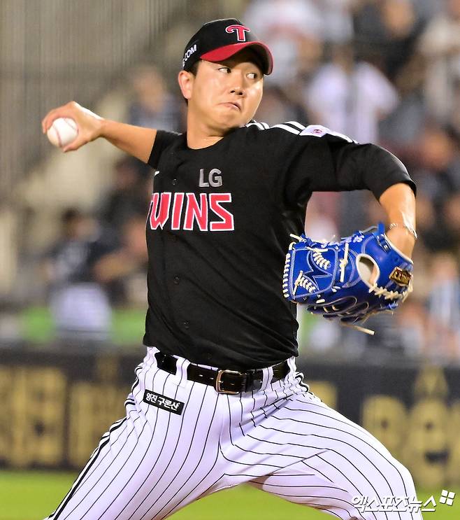 25일 오후 서울 송파구 잠실야구장에서 열린 '2025 신한 SOL Bank KBO리그' LG 트윈스와 두산 베어스의 경기, 9회말 LG 유영찬이 공을 힘차게 던지고 있다. 엑스포츠뉴스 잠실, 김한준 기자
