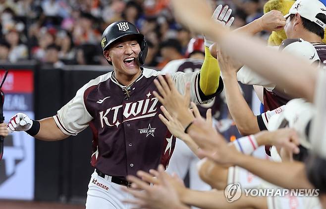 안현민, '넘겼어' (대전=연합뉴스) 김준범 기자 = 12일 대전 한화생명 볼파크에서 열린 2025 신한 SOL뱅크 KBO 올스타전. 8회초 2사 때 1점 홈런을 쳐낸 드림 안현민이 동료들의 축하를 받고 있다. 2025.7.12 psykims@yna.co.kr