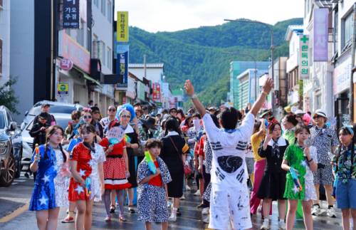 ◇태백의 대표 여름 축제인 제10회 한강·낙동강 발원지 축제가 지난 26일 태백 일원에서 워터 워킹 퍼레이드를 시작으로 개막했다. 축제는 다음달 3일까지 진행된다. 사진은 올해 워터 워킹 퍼레이드의 모습.