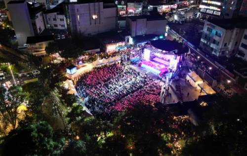 ◇태백의 대표 여름 축제인 제10회 한강·낙동강 발원지 축제가 지난 26일 태백 일원에서 워터 워킹 퍼레이드를 시작으로 개막했다. 축제는 다음달 3일까지 진행된다. 사진은 올해 개막식의 모습.
