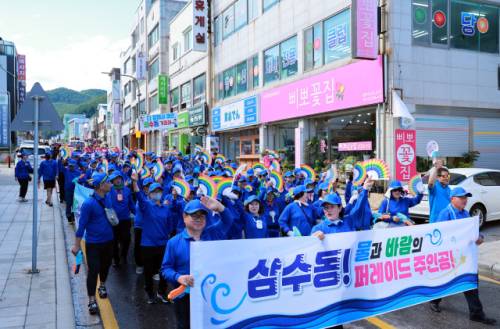 ◇태백의 대표 여름 축제인 제10회 한강·낙동강 발원지 축제가 지난 26일 태백 일원에서 워터 워킹 퍼레이드를 시작으로 개막했다. 축제는 다음달 3일까지 진행된다. 사진은 올해 워터 워킹 퍼레이드의 모습.