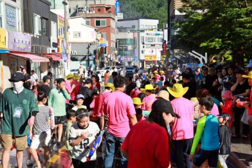 ◇태백의 대표 여름 축제인 제10회 한강·낙동강 발원지 축제가 지난 26일 태백 일원에서 워터 워킹 퍼레이드를 시작으로 개막했다. 축제는 다음달 3일까지 진행된다. 사진은 올해 워터 워킹 퍼레이드의 모습.