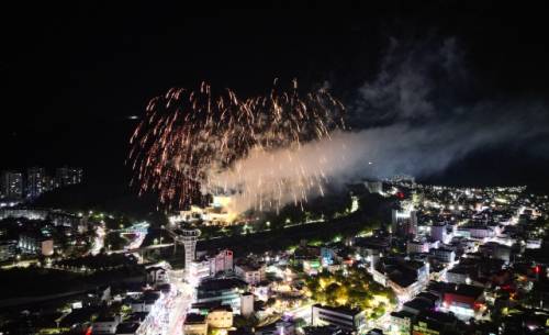 ◇태백의 대표 여름 축제인 제10회 한강·낙동강 발원지 축제가 지난 26일 태백 일원에서 워터 워킹 퍼레이드를 시작으로 개막했다. 축제는 다음달 3일까지 진행된다. 사진은 올해 개막식의 모습.