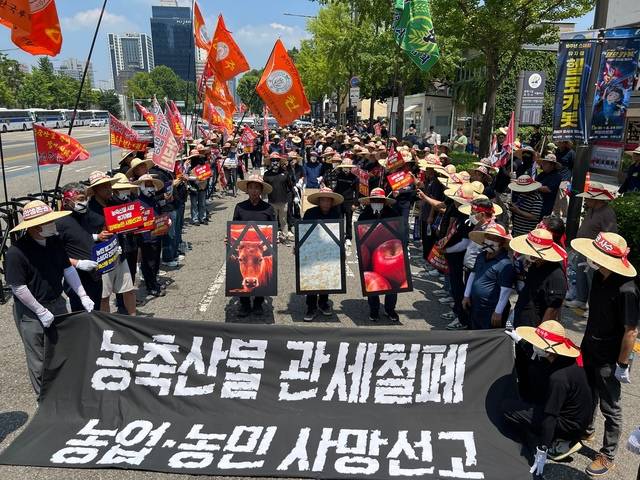 경북 농민들이 정부의 농축산물 수입을 미국과의 관세 협상카드로 시사하자 반대를 위한 농민대회를 대통령 집무실 인근에서 개최하고 있다. 경북도 후계농업경영인연합회 제공