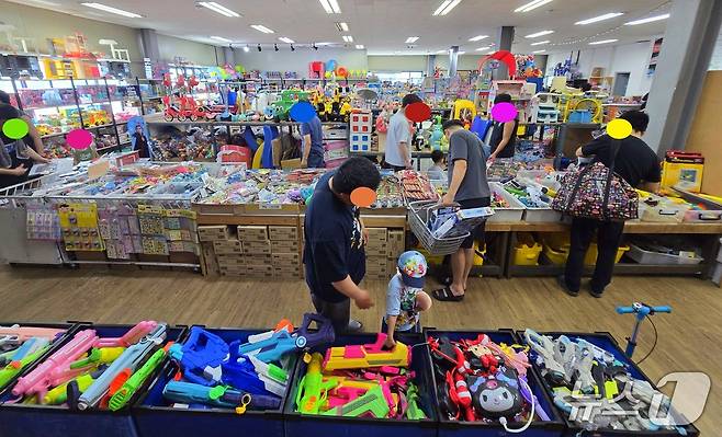 26일 오전 경기 고양 일산동구 사단법인 트루 사무실에서 열린 바자회에 시민들이 물총과 장난감 등을 고르고 있다. ⓒ 뉴스1 황덕현 기자