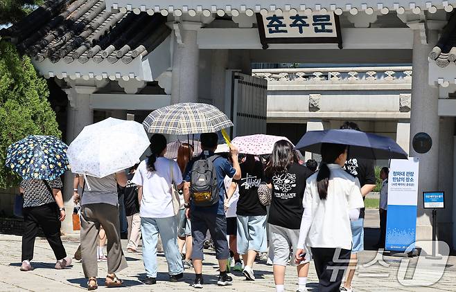 청와대 관람 일시 종료를 앞두고 마지막 주말인 27일 서울 종로구 청와대 춘추문으로 관람객들이 입장하고 있다. 2025.7.27/뉴스1 ⓒ News1 김도우 기자