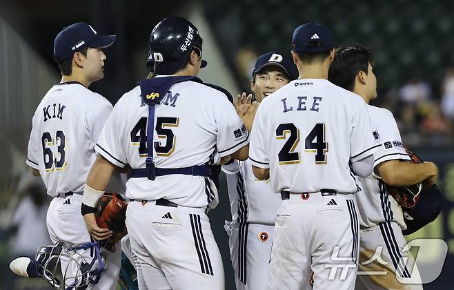 27일 서울 송파구 잠실야구장에서 열린 프로야구 '2025 신한 SOL뱅크 KBO 리그' LG 트윈스와 두산 베어스의 경기에서 두산 선수들이 9-6으로 승리를 거둔 뒤 기뻐하고 있다. 2025.7.27/뉴스1 ⓒ News1 박지혜 기자