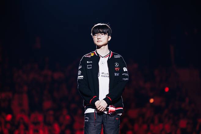 T1 ‘페이커’ 이상혁이 25일 인천광역시 인스파이어 아레나에서 열린 ‘2025 LoL 챔피언스 코리아(LCK)’ 3라운드 T1 홈그라운드 젠지전을 위해 입장해 팬들에게 인사하고 있다. 사진 | T1