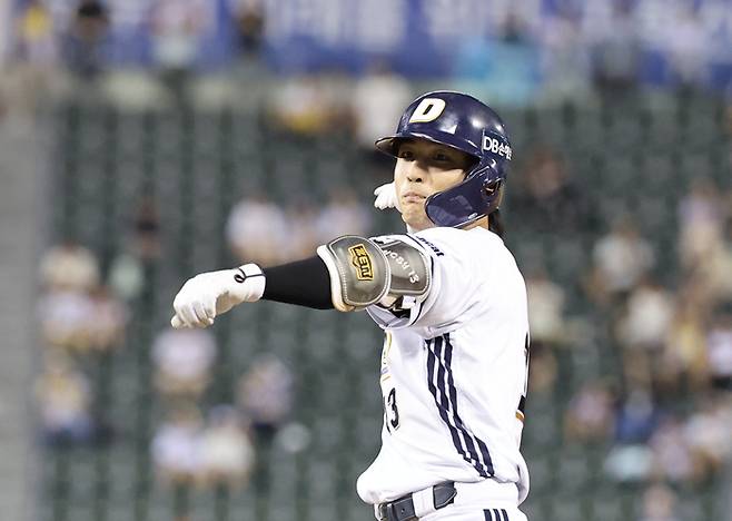 두산 이유찬이 27일 서울 잠실구장에서 열린 2025 KBO리그 LG전에서 적시타를 친 뒤 기뻐하고 있다. 사진 | 연합뉴스