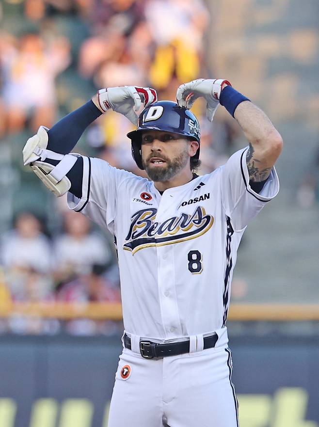 두산 케이브가 27일 서울 잠실구장에서 열린 2025 KBO리그 LG전에서 2타점 적시타를 친 뒤 기뻐하고 있다. 사진 | 연합뉴스