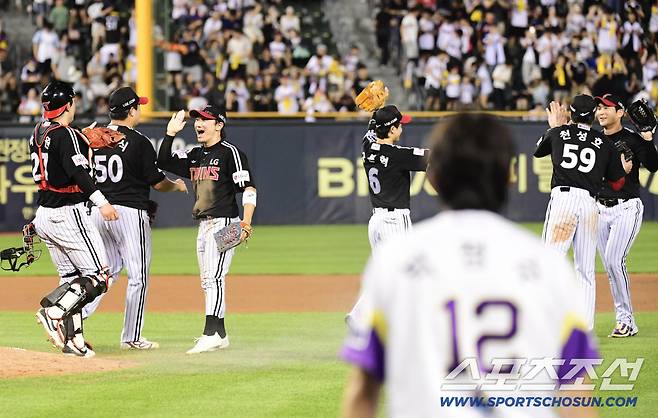 LG가 두산에 4대 3으로 승리하며 6연승을 달렸다. 경기 종료 후 승리의 기쁨을 나누고 있는 LG 선수들.