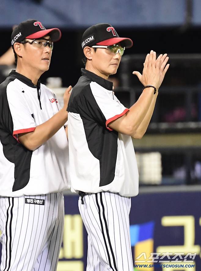 26일 잠실구장에서 열린 두산과 LG의 경기. LG가 두산에 승리하며 6연승을 기록했다. 경기 종료 후 선수들에게 박수를 보내고 있는 LG 염경엽 감독. 잠실=송정헌 기자songs@sportschosun.com/2025.07.26/