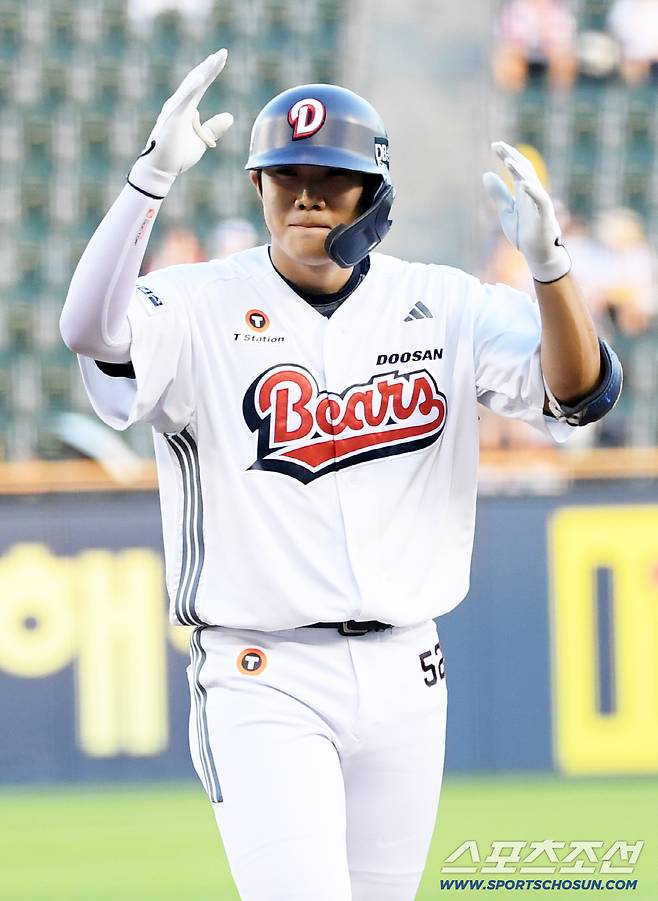 25일 잠실구장에서 열린 두산 베어스와 LG 트윈스의 경기. 1회말 1사 1,3루 두산 박준순이 적시타를 날린 뒤 환호하고 있다. 잠실=박재만 기자 pjm@sportschosun.com/2025.07.25/