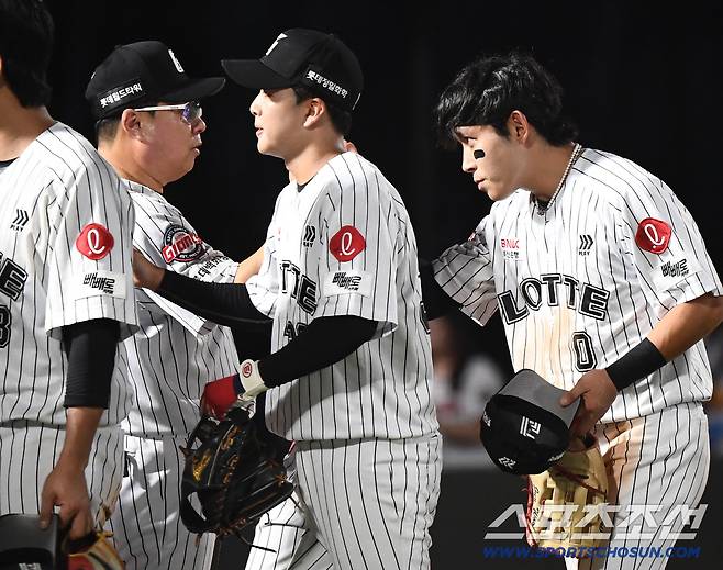 26일 부산 사직구장에서 열린 KIA와 롯데의 경기. 9대4로 승리한 롯데 김태형 감독이 황성빈과 하이파이브하고 있다. 부산=정재근 기자 cjg@sportschosun.com/2025.7.26/