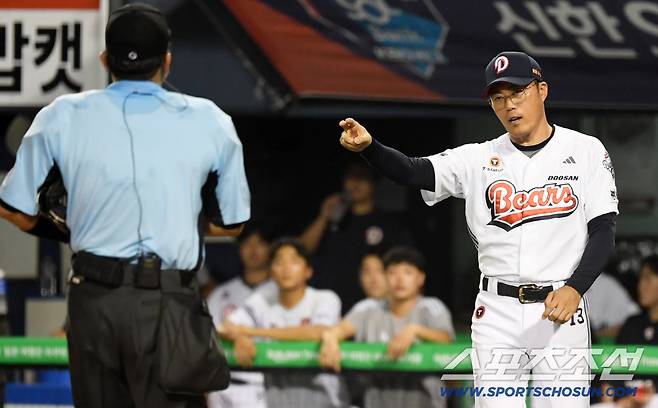 24일 잠실구장에서 열린 두산 베어스와 한화 이글스의 경기. 조성환 감독대행이 10회말 박종철 주심을 찾아 피치클락 여부를 체크하고 있다. 잠실=박재만 기자 pjm@sportschosun.com/2025.07.24/