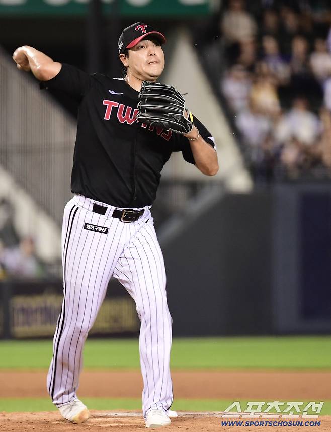 26일 잠실구장에서 열린 두산과 LG의 경기. 8회말 1사 1루. 1루에 견제하고 있는 LG 김진성. 잠실=송정헌 기자songs@sportschosun.com/2025.07.26/