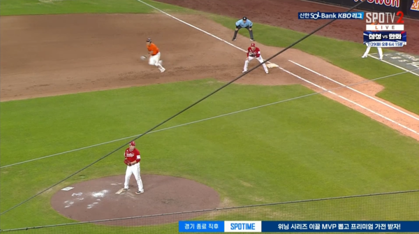 8회말 노시환의 주루 장면. ⓒ스포티비2 중계화면 캡처