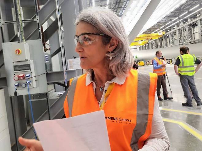 다이애나 테일러 퓨처 험버 대표이사는 지난달 10일 영국 요크셔주 헐에 위치한 터빈 블레이드 제조사 지멘스 에너지 공장에서 인터뷰를 하고 있다. 이현주 기자