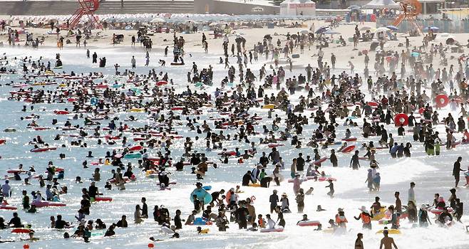 전국적으로 폭염이 기승을 부린 27일 오후 부산 해운대해수욕장에서 시민들이 물놀이를 하며 더위를 잊고 있다. 이날 부산 지역 최고 기온 33도를 기록했다./김동환 기자
