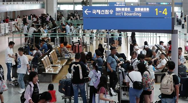 여름 휴가철 인천국제공항 출국장이 여행객으로 붐비고 있다/뉴스1