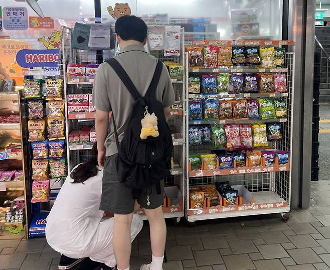 소비쿠폰 신청 첫 주 한 편의점에서 시민들이 제품을 보고 있다. 사진=김현지 기자