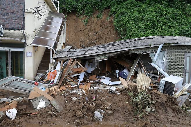 지난 20일 오후 경기도 가평군 조종면에서 새벽 시간에 쏟아진 폭우로 산사태가 발생해 주택이 파손되어 있다. 연합뉴스