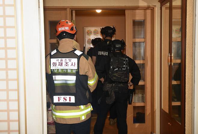 지난 21일 인천 송도국제도시 아파트에서 60대 남성이 아들을 사제총기로 살해한 뒤 체포됐다. 경찰이 21일 집에 폭발물을 설치했다는 피의자 진술을 토대로 서울 도봉구 피의자 자택을 수색하고 있다. 연합뉴스