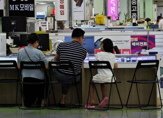 27일 서울 광진구 강변테크노마트 6층 휴대폰 집단상가에서 고객들이 상담하고 있다. 김진욱 기자