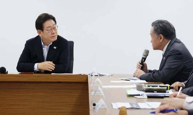 이재명 대통령이 25일 경기도 시흥시 SPC 삼립 시화공장에서 열린 산업재해 근절 현장 노사간담회에서 허영인 SPC그룹회장의 발언을 경청하고 있다. 대통령실사진기자단