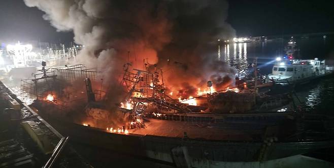 충남 태안군 신진항에 정박된 어선에서 난 화재. 연합뉴스