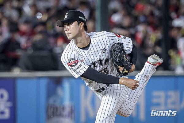 지난 26일 부산 사직구장에서 열린 KIA와 3연전 두 번째 경기에서 롯데 투수 윤성빈이 9회 마운드에 올라 공을 던지고 있다. 롯데 자이언츠 제공