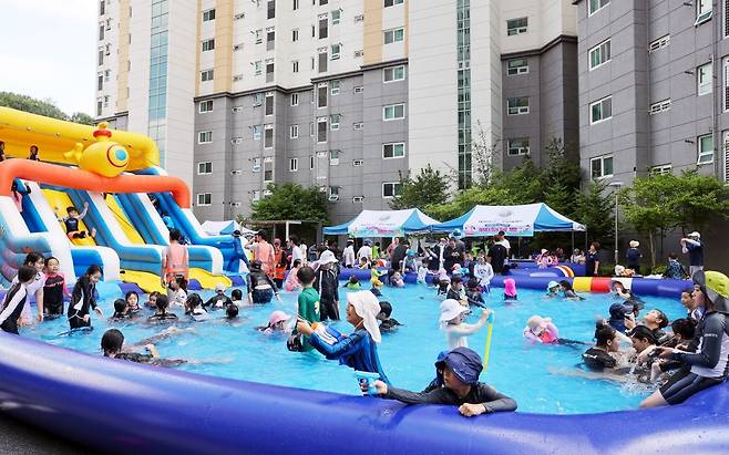 경북 칠곡군 왜관읍 태왕 아너스 센텀 아파트에 설치된 워터파크에서 어린이들이 물놀이를 즐기고 있다. 칠곡군 제공