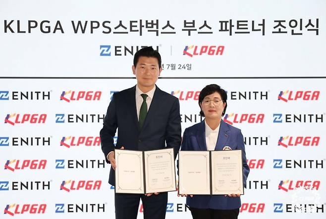 KLPGA와 WPS스타벅스 프로그램을 운영중인 (주)제니스는 공식 커피 부스 설치를 위한 파트너십을 체결했다(왼쪽부터 제니스 김동혁 대표이사, KLPGA 김순희 수석부회장). KLPGA