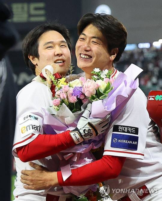 김광현과 포옹하는 최정 / 사진=연합뉴스