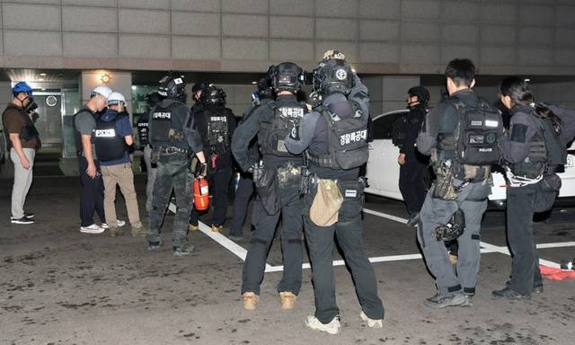 인천 연수고 송도동에서 사제 총기로 아들을 살해한 사건이 벌어진 가운데 21일 경찰과 소방대원들이 사제 폭발물이 설치된 용의자의 집으로 진입하고 있다. 서울소방재난본부 제공