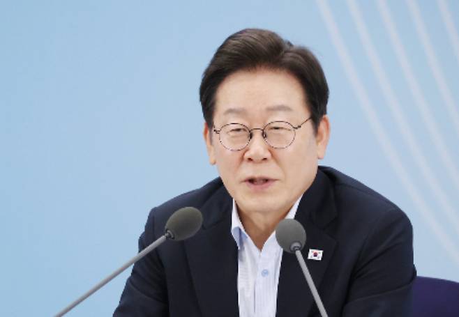 이재명 대통령이 25일 부산 부경대에서 타운홀미팅 '부산의 마음을 듣다' 간담회에서 발언하고 있다. 연합뉴스