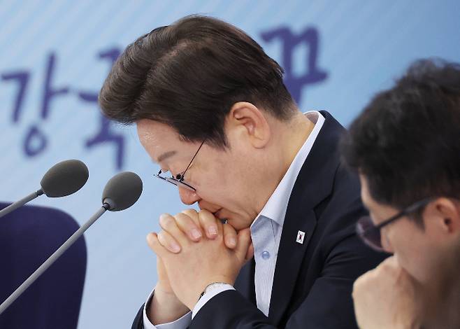 이재명 대통령이 25일 부산 부경대에서 타운홀미팅 '부산의 마음을 듣다' 간담회에서 참석자 발언을 듣고 있다. 연합뉴스