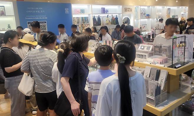 27일 오후 서울 용산구 국립중앙박물관 내 기념품 판매점이 관람객들로 발 디딜 틈이 없다. 국윤진 기자