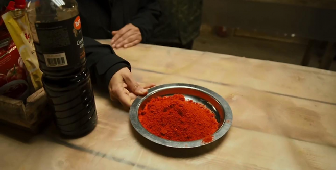 러시아 파병 북한군의 식사에 빠지지 않는 고춧가루와 간장. 소셜미디어 캡처