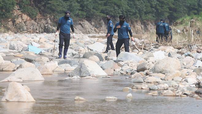 경찰이 지난 22일 오후 경남 산청군 신등면 모례리 일대 하천에서 실종자 수색 작업을 하고 있다. ⓒ연합뉴스