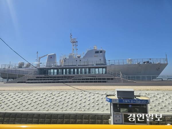 시흥 시티투어버스에서 바라 본 시흥 오이도 복합문화공간 오아시스. 2025.7.28 시흥/김성주기자 ksj@kyeongin.com