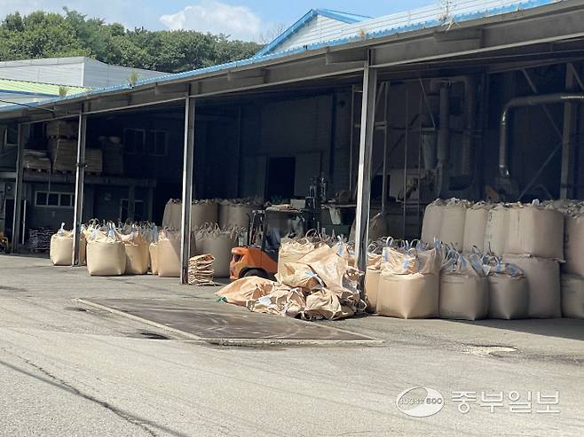 화성시의 한 정미소에서 관계자가 수향미를 운반하고 있다. 사진=김이래 기자