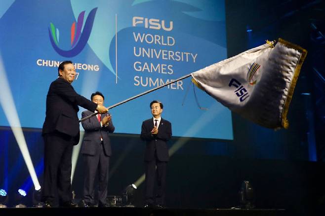 대회기를 인수 받고 있는 최민호 세종시장. 사진=세종시 제공.