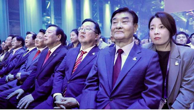 충청권 4개 시도지사와 강창희 U대회 조직위원장이 이날 대회기 인수를 기다리며 관심있게 폐회식 행사를 지켜보고 있다. 사진=세종시 제공.
