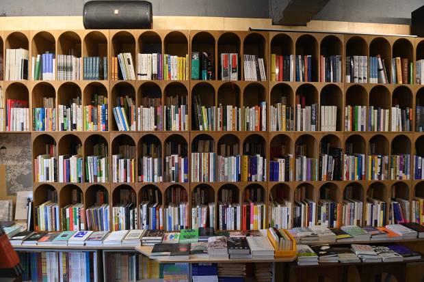 국립아시아문화전당 인근에 자리한 독립서점 책과 생활 내부.