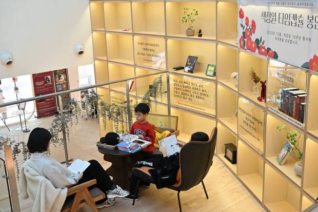 동구 구립도서관 책정원에서 책을 읽고 있는 어린이와 시민들.