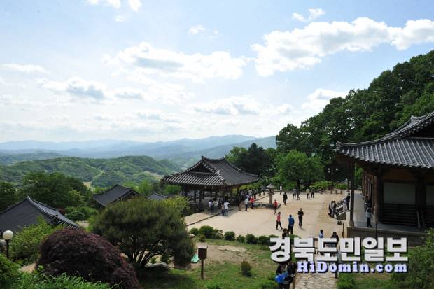 유네스코 세계유산에 등재된 영주 부석사. 무량수전을 중심으로 안개 속에 떠 있는 듯한 아름다운 전각과 배흘림기둥, 의상대사와 선묘의 전설을 간직한 고찰로, 천년의 세월을 품은 고즈넉한 풍경이 인상적이다.