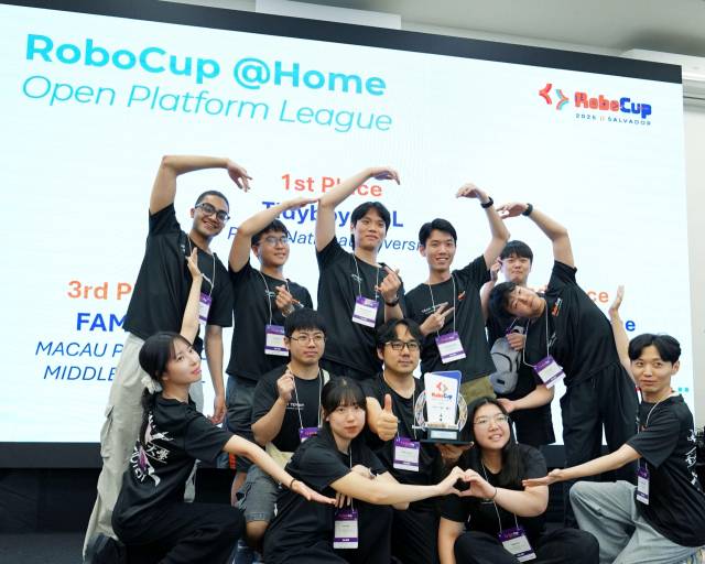 ‘로보컵 2025’ 홈서비스 부문에서 종합 1위를 차지한 부산대 ‘타이디보이’ 팀. 부산대 제공